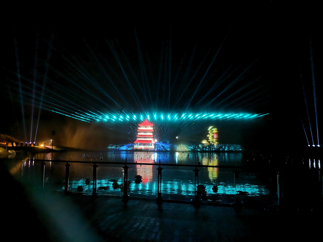 由白寶強導(dǎo)演的蓮花湖圣蓮華彩水水舞光影秀在達州蓮花湖上演(圖13)